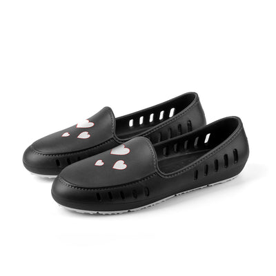 Cruise loafer in black for teens and women with white hearts.