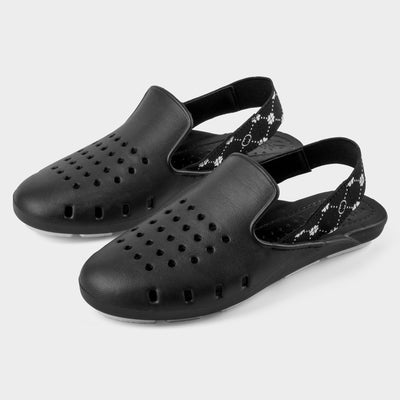 Pool slipper in black with elastic strap - looks like crocs
