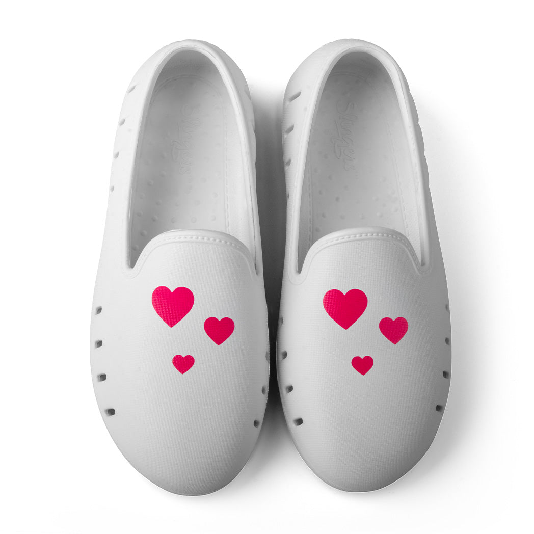 White perforated sandal for toddler girls with pin hearts